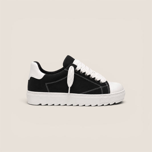 Sneaker Nubuck Nero con Dettagli Bianchi