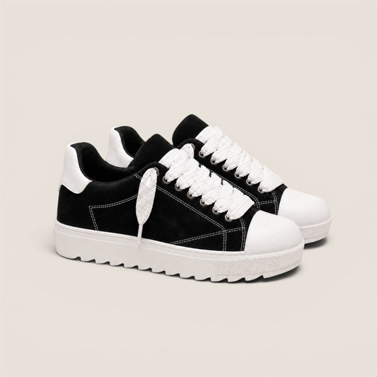 Sneaker Suede Nera con Dettagli Bianchi