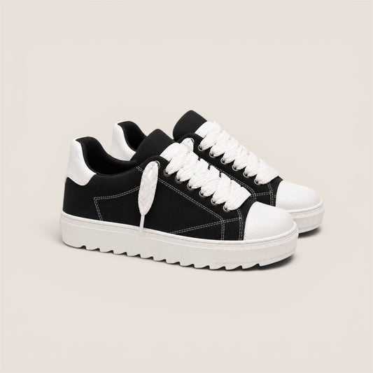 Sneaker Nubuck Nero con Dettagli Bianchi